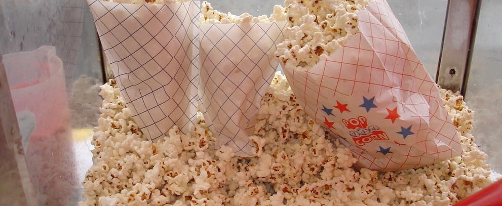 trzy różne porcje popcornu