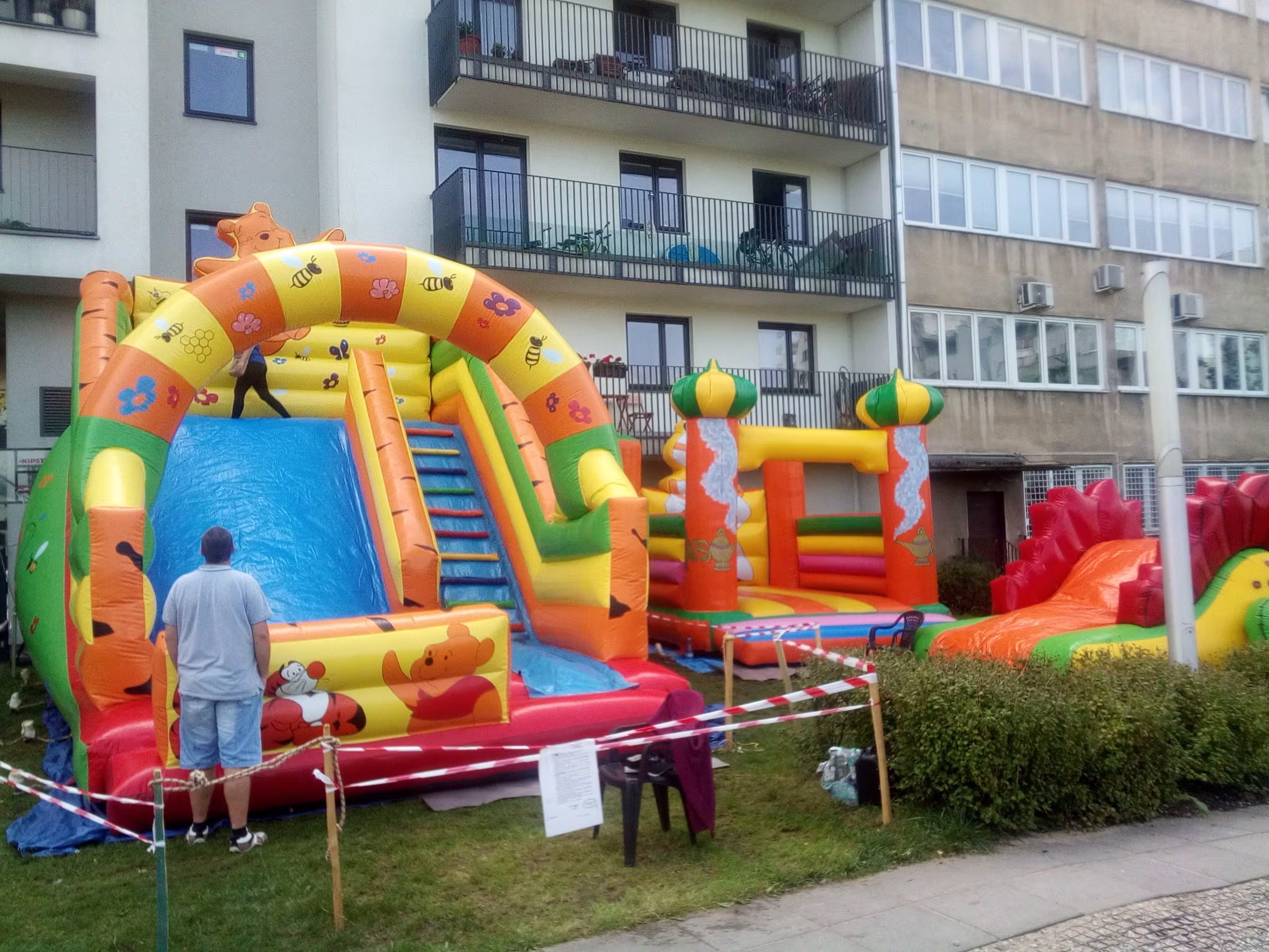 dziecko na dmuchańcu