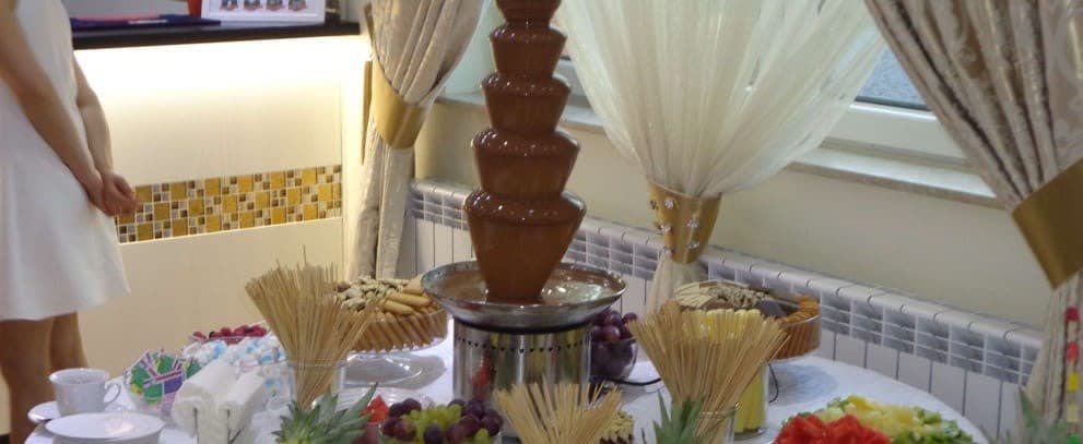 fontanna czekoladowa na stole cateringowym