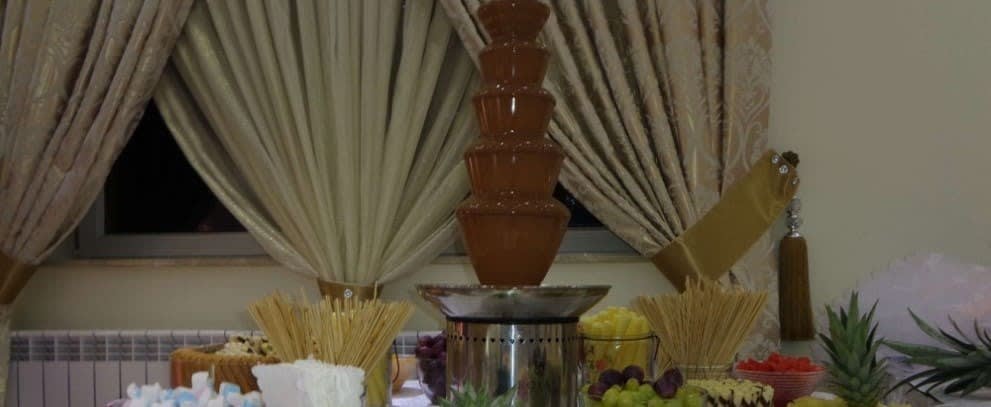 fontanna z brązową czekoladą
