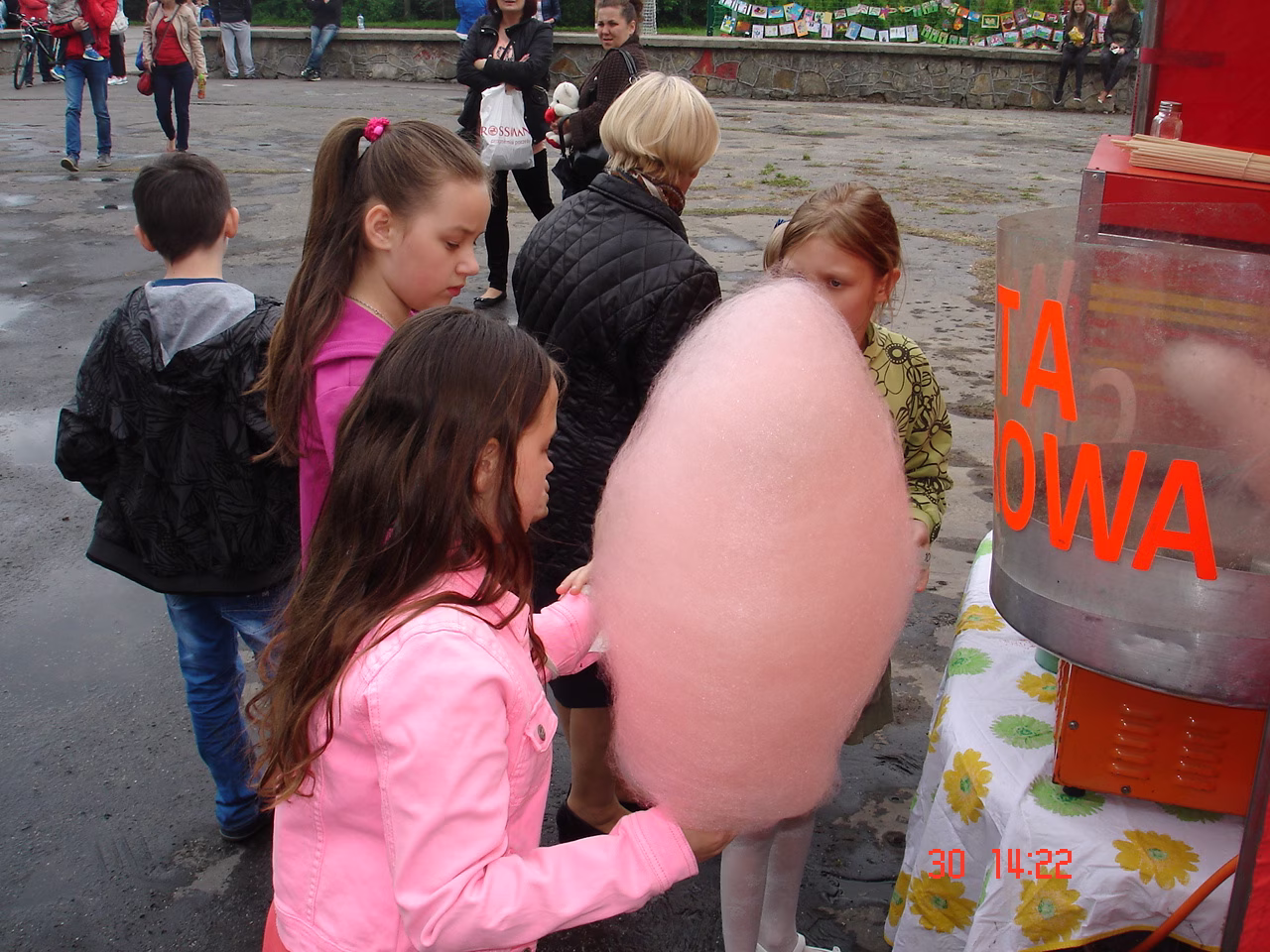 dziewczynka z różową watą cukrową