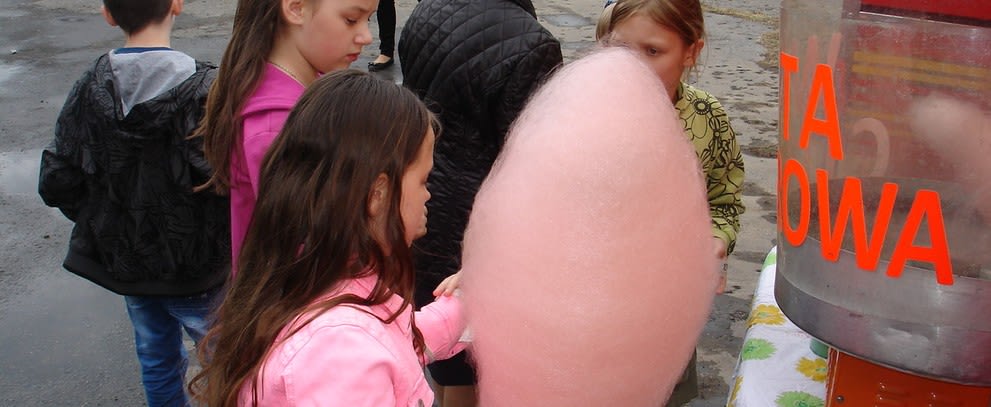 dziewczynka z różową watą cukrową